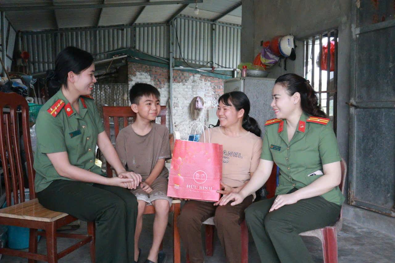 Hội phụ nữ Phòng An ninh nội địa và Phòng Quản lý xuất nhập cảnh: Lan tỏa yêu thương từ chương trình “Mẹ đỡ đầu” 